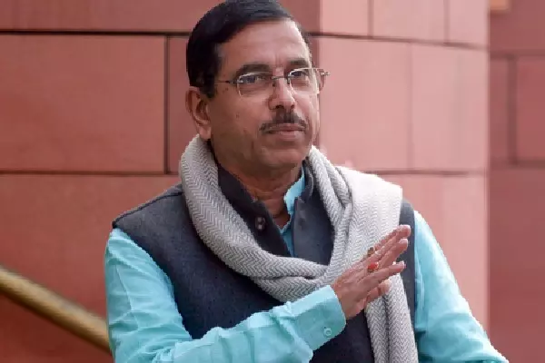 Karnataka में पार्टी की संभावित जीत पर प्रहलाद जोशी का बयान Karnataka में पार्टी की संभावित जीत पर प्रहलाद जोशी का बयान