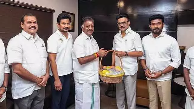 Tamil Nadu: मुख्यमंत्री स्टालिन के साथ ओपीएस की मीटिंग Tamil Nadu: मुख्यमंत्री स्टालिन के साथ ओपीएस की मीटिंग