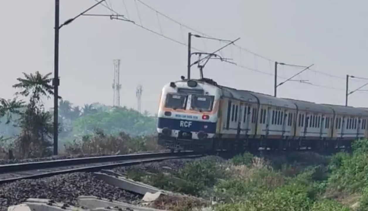 Cuttack में MEMU ट्रेनों के बीच आमने-सामने की स्थिति Cuttack में MEMU ट्रेनों के बीच आमने-सामने की स्थिति
