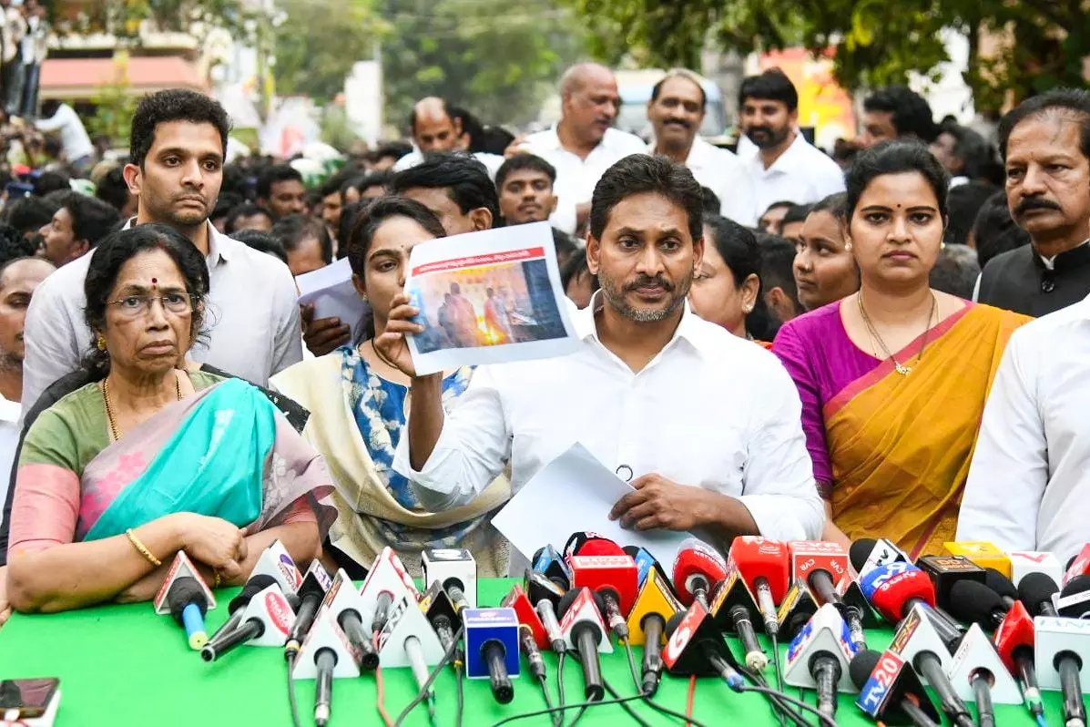 Jagan Reddy ने कहा कि YSRCP नेताओं को झूठे मामलों से डरना नहीं चाहिए। Jagan Reddy ने कहा कि YSRCP नेताओं को झूठे मामलों से डरना नहीं चाहिए।