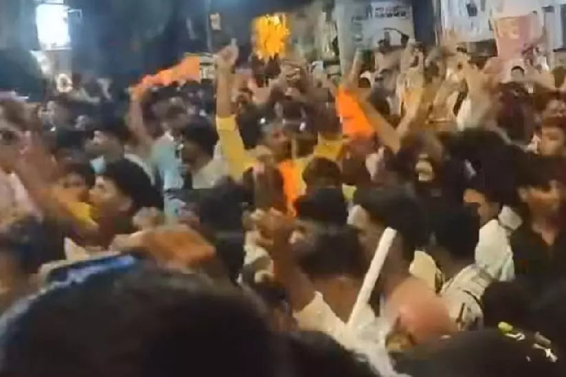 Karnataka के बागलकोट में शिवाजी जयंती जुलूस के दौरान पथराव; 8 लोग गिरफ्तार Karnataka के बागलकोट में शिवाजी जयंती जुलूस के दौरान पथराव; 8 लोग गिरफ्तार