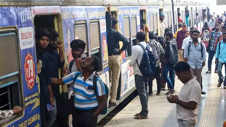 Chennai Beach और तांबरम के बीच सिग्नल फेल होने से सबअर्बन ट्रेन सर्विस रुकी Chennai Beach और तांबरम के बीच सिग्नल फेल होने से सबअर्बन ट्रेन सर्विस रुकी