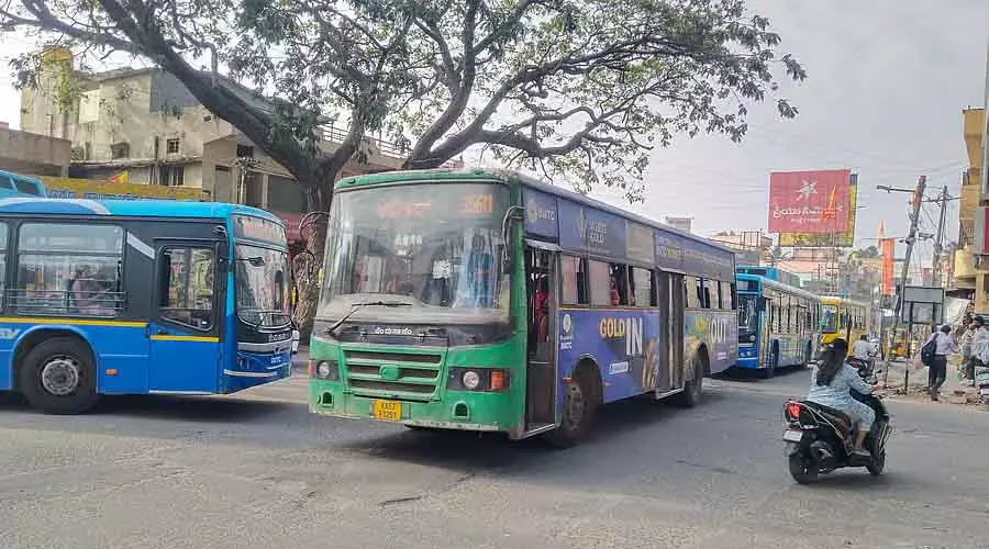 Anekal : ट्रैफिक नियम हवा में उड़ रहे हैं, लोग परेशान Anekal : ट्रैफिक नियम हवा में उड़ रहे हैं, लोग परेशान