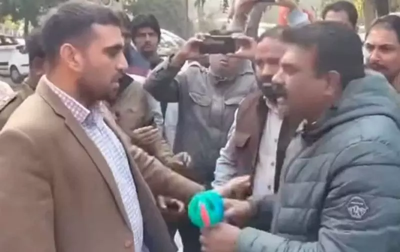रैटल टॉय मुद्दा सिरसा MLA ने गुहला MLA के खिलाफ FIR पर सरकार की आलोचना की रैटल टॉय मुद्दा सिरसा MLA ने गुहला MLA के खिलाफ FIR पर सरकार की आलोचना की