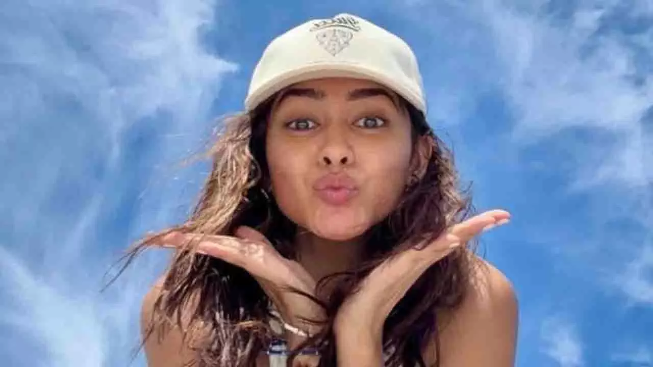 Mrunal Thakur ने धनुष के साथ डेटिंग की अफवाहों के बीच अरेंज मैरिज पर अपनी राय दी Mrunal Thakur ने धनुष के साथ डेटिंग की अफवाहों के बीच अरेंज मैरिज पर अपनी राय दी