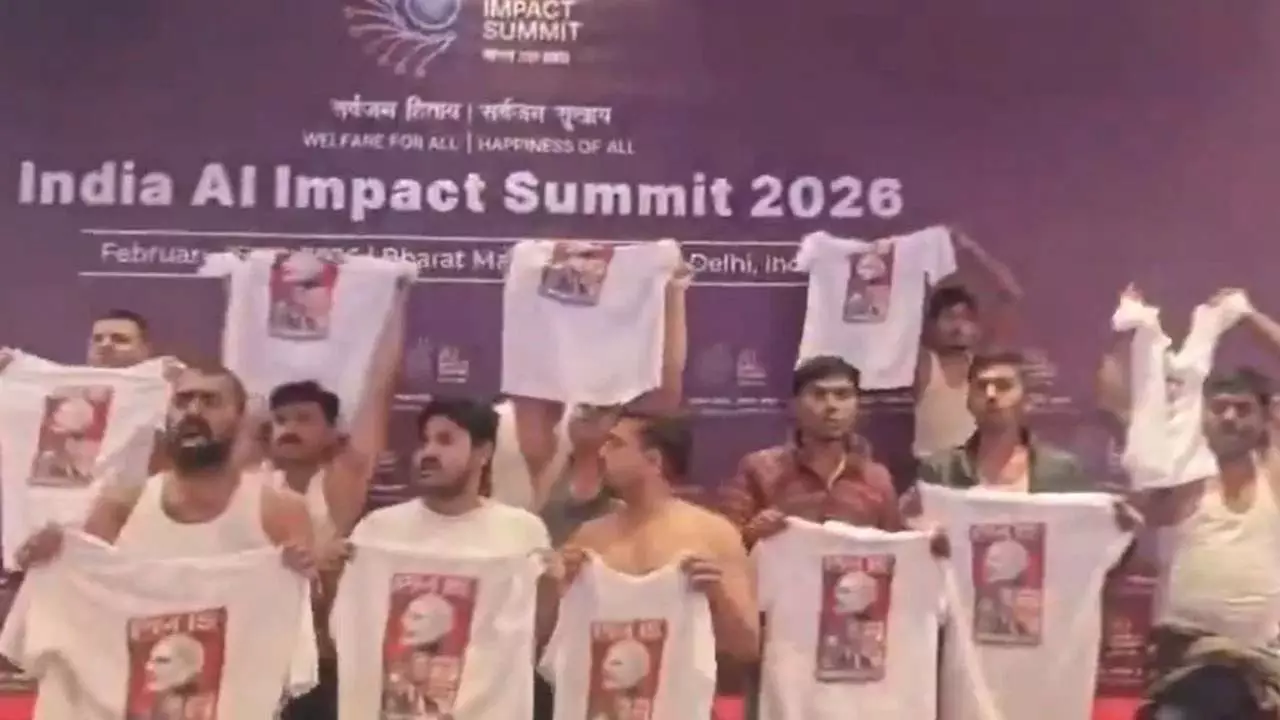 भारत मंडपम में यूथ कांग्रेस के नेता विरोध और नारेबाजी करते नजर आए, एक्शन में पुलिस भारत मंडपम में यूथ कांग्रेस के नेता विरोध और नारेबाजी करते नजर आए, एक्शन में पुलिस