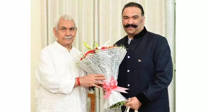 JAMMU: रणविजय सिंह ने एलजी से मुलाकात की JAMMU: रणविजय सिंह ने एलजी से मुलाकात की