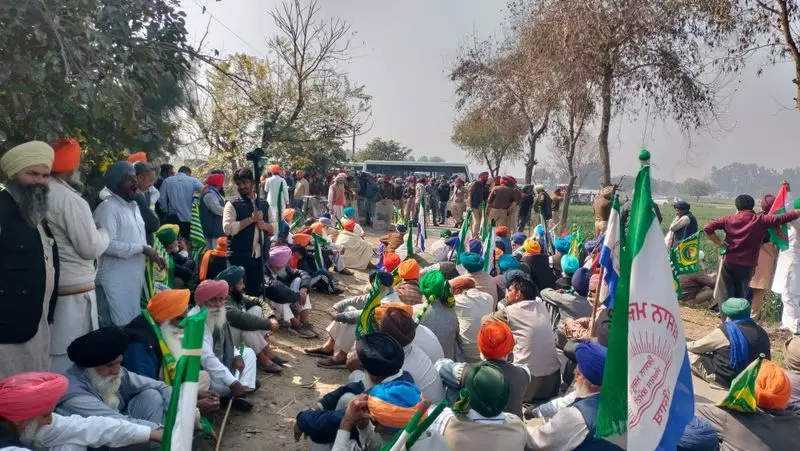 Ambala : प्रदर्शन कर रहे किसानों को हिरासत में लिया गया Ambala : प्रदर्शन कर रहे किसानों को हिरासत में लिया गया