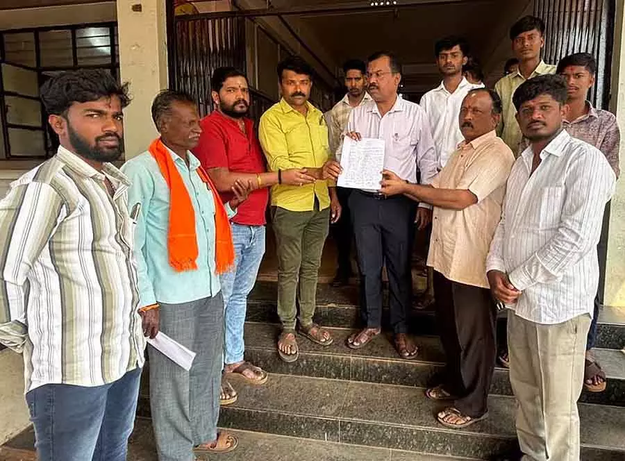 Hukkeri : सड़क मरम्मत की मांग वाली अपील Hukkeri : सड़क मरम्मत की मांग वाली अपील