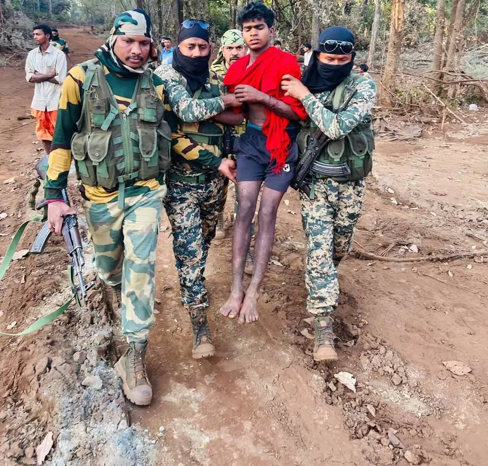 BSF ने भालू के हमले में घायल किशोर की जान बचाई BSF ने भालू के हमले में घायल किशोर की जान बचाई