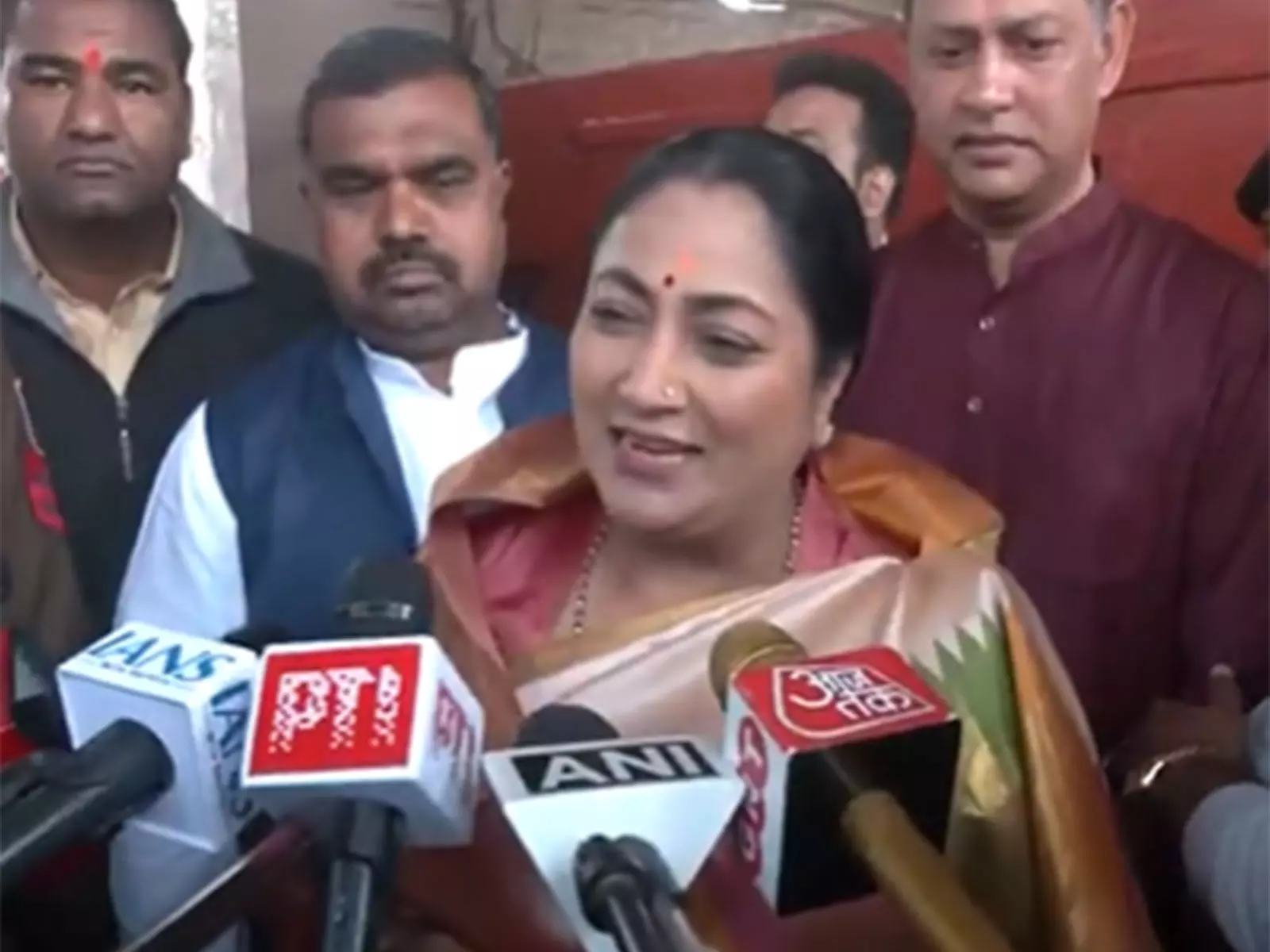 दिल्ली के CM ने कार्यकाल के एक वर्ष पूरे होने पर रिपोर्ट कार्ड जारी किया दिल्ली के CM ने कार्यकाल के एक वर्ष पूरे होने पर रिपोर्ट कार्ड जारी किया