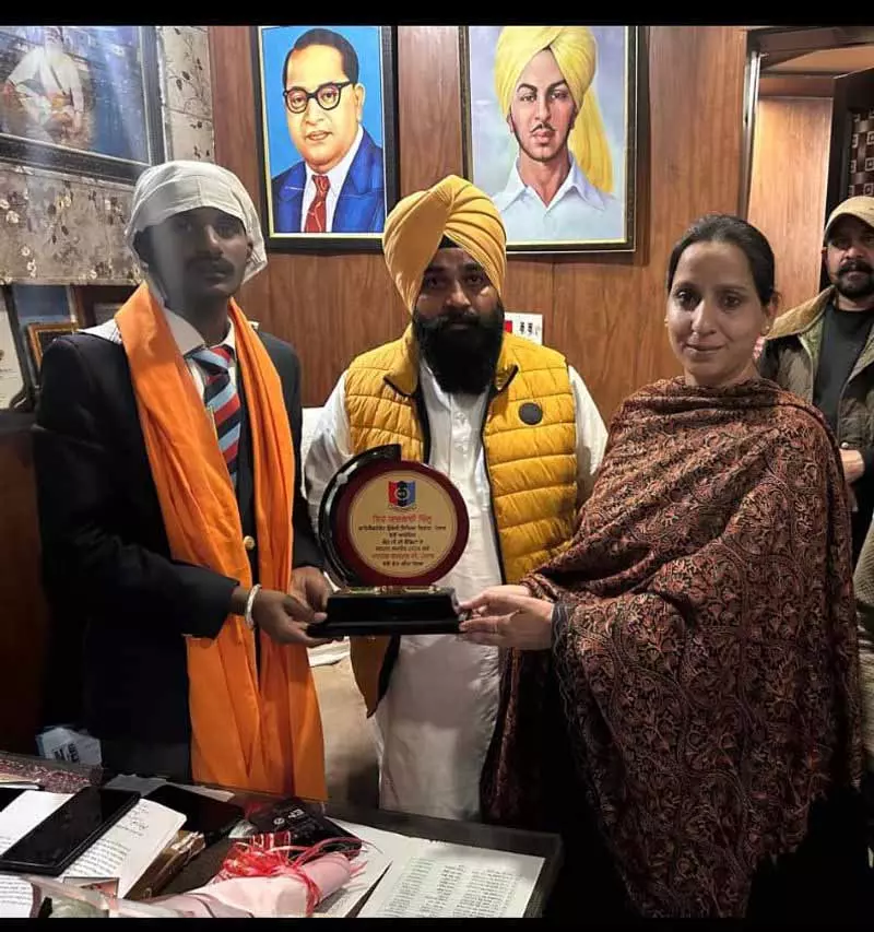 MLA ने R-Day कैंप में इलाके का प्रतिनिधित्व करने वाले कैडेट की सेमेस्टर फीस भरी MLA ने R-Day कैंप में इलाके का प्रतिनिधित्व करने वाले कैडेट की सेमेस्टर फीस भरी