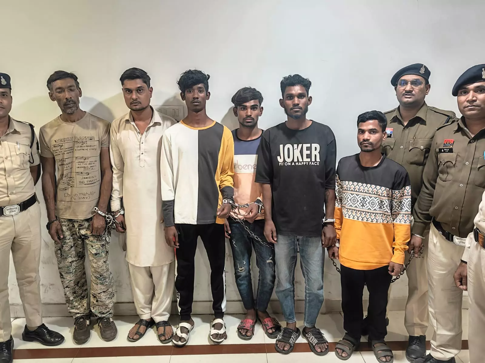 Raipur Breaking : अपहरण कर बंधक बनाकर वसूली की साजिश नाकाम, पिस्टल समेत 6 आरोपी गिरफ्तार Raipur Breaking : अपहरण कर बंधक बनाकर वसूली की साजिश नाकाम, पिस्टल समेत 6 आरोपी गिरफ्तार