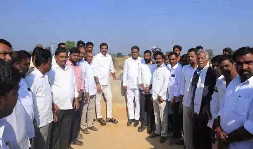 Kotta Prabhaker Reddy ने सिंचाई में लापरवाही को लेकर उत्तम कुमार रेड्डी की आलोचना की Kotta Prabhaker Reddy ने सिंचाई में लापरवाही को लेकर उत्तम कुमार रेड्डी की आलोचना की