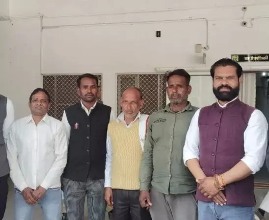 Farrukhabad: किसानों की जमीन पर बिना सहमति जेसीबी चलाने का आरोप Farrukhabad: किसानों की जमीन पर बिना सहमति जेसीबी चलाने का आरोप