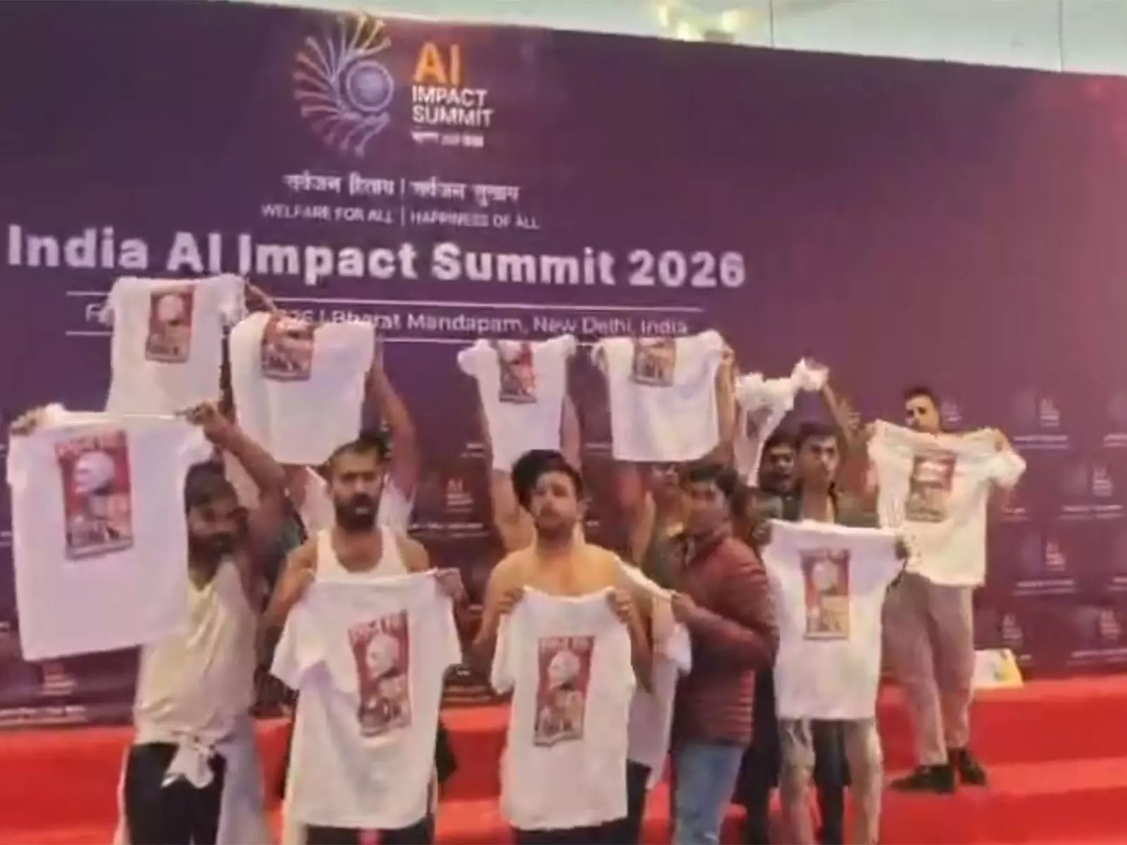 BJP ने एआई शिखर सम्मेलन में युवा कांग्रेस के शर्टलेस विरोध प्रदर्शन की कड़ी आलोचना की BJP ने एआई शिखर सम्मेलन में युवा कांग्रेस के शर्टलेस विरोध प्रदर्शन की कड़ी आलोचना की