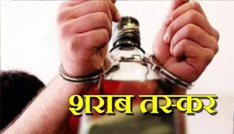 Farrukhabad: कमालगंज रोड पर चेकिंग के दौरान शराब तस्कर पकड़ा गया Farrukhabad: कमालगंज रोड पर चेकिंग के दौरान शराब तस्कर पकड़ा गया