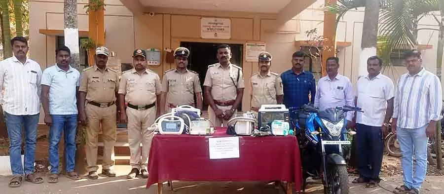 Haveri : काम से निकाले जाने के बाद एम्बुलेंस से मेडिकल उपकरण चोरी हो गए Haveri : काम से निकाले जाने के बाद एम्बुलेंस से मेडिकल उपकरण चोरी हो गए