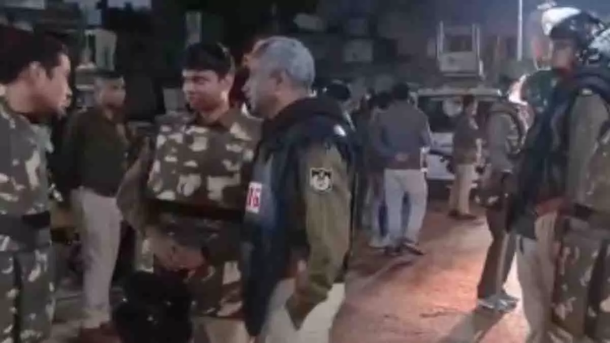 MP के शहर में सांप्रदायिक हिंसा भड़की, पुलिस ने आंसू गैस के गोले छोड़े MP के शहर में सांप्रदायिक हिंसा भड़की, पुलिस ने आंसू गैस के गोले छोड़े