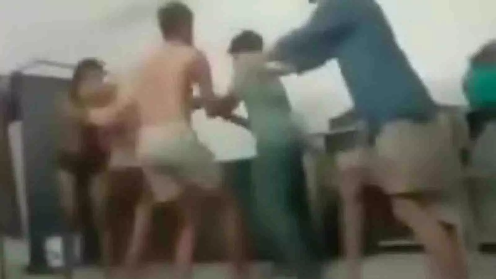 Khammam में बहस के बाद मारपीट में बदला स्टूडेंट घायल Khammam में बहस के बाद मारपीट में बदला स्टूडेंट घायल