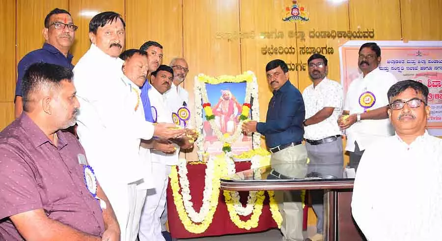 शिक्षा समुदाय के लिए सबसे बड़ा हथियार है: B.T. Kumaraswamy शिक्षा समुदाय के लिए सबसे बड़ा हथियार है: B.T. Kumaraswamy