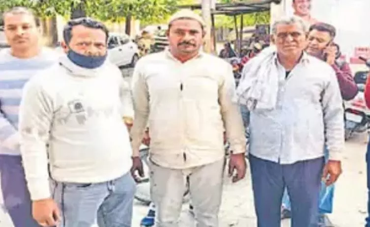 Bareilly: भट्टा मालिक के गुर्गों ने किया उत्पात, करोड़ों की धोखाधड़ी के आरोप में विवाद Bareilly: भट्टा मालिक के गुर्गों ने किया उत्पात, करोड़ों की धोखाधड़ी के आरोप में विवाद