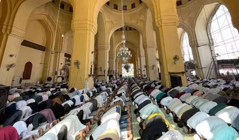मक्का मस्जिद में पवित्र माहौल, Ramzan की पहली नमाज़-ए-जुमा के लिए हज़ारों लोग इकट्ठा हुए मक्का मस्जिद में पवित्र माहौल, Ramzan की पहली नमाज़-ए-जुमा के लिए हज़ारों लोग इकट्ठा हुए