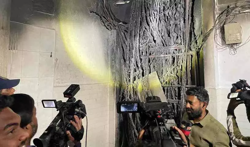 Ameerpet में कोचिंग इंस्टीट्यूट कॉम्प्लेक्स में आग लगी, कोई हताहत नहीं Ameerpet में कोचिंग इंस्टीट्यूट कॉम्प्लेक्स में आग लगी, कोई हताहत नहीं