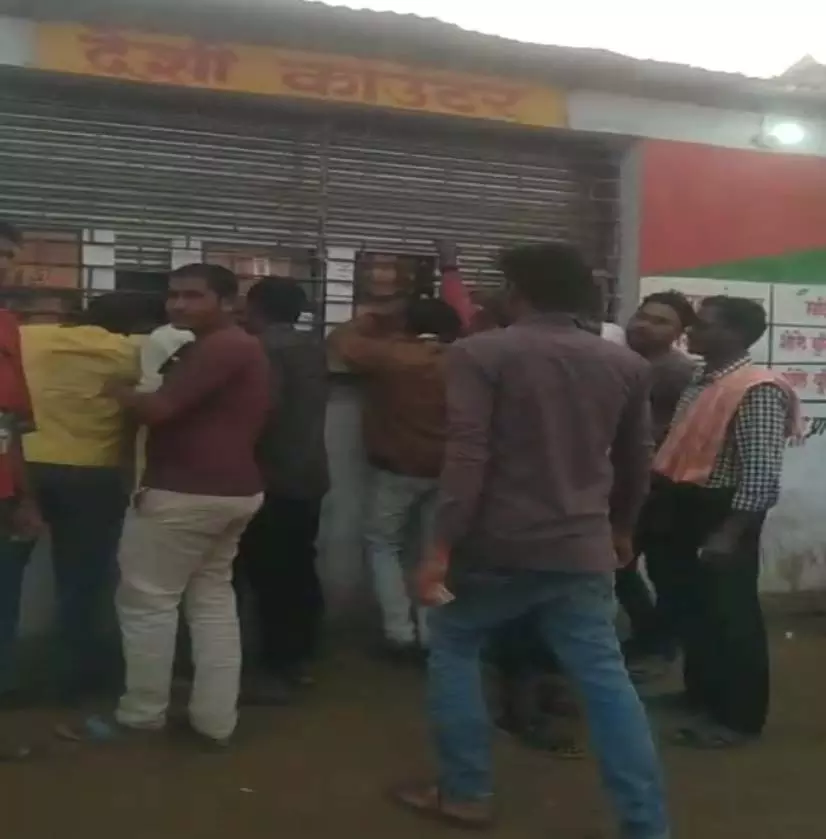 हथबंद और हिरमी के शासकीय शराब दुकानों में ओवररेट में बिक रही शराब हथबंद और हिरमी के शासकीय शराब दुकानों में ओवररेट में बिक रही शराब