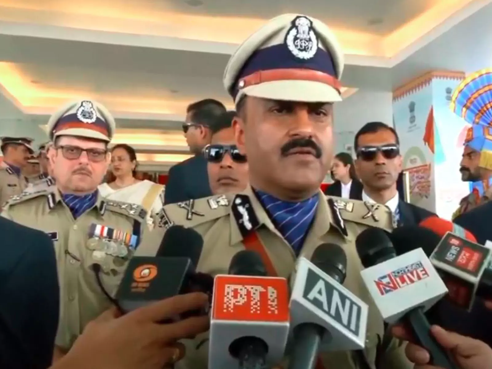 अमित शाह गुवाहाटी में CRPF दिवस परेड में शामिल होंगे और परेड में भाग लेने वाली टुकड़ियों का जायजा लेंगे अमित शाह गुवाहाटी में CRPF दिवस परेड में शामिल होंगे और परेड में भाग लेने वाली टुकड़ियों का जायजा लेंगे