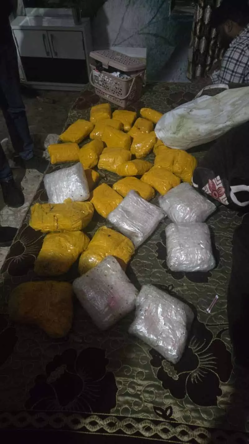 NCB ने 8 kg हेरोइन, 5 kg ICE जब्ती मामले में राजनीतिक लिंक की जांच की NCB ने 8 kg हेरोइन, 5 kg ICE जब्ती मामले में राजनीतिक लिंक की जांच की