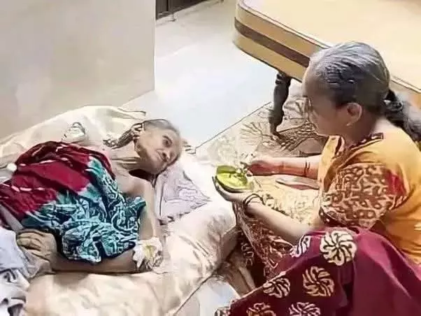 मानवता की मिसाल: 95 वर्षीय रिटायर्ड प्रोफेसर दंपत्ति ने निभाई अपनापन की जिम्मेदारी मानवता की मिसाल: 95 वर्षीय रिटायर्ड प्रोफेसर दंपत्ति ने निभाई अपनापन की जिम्मेदारी