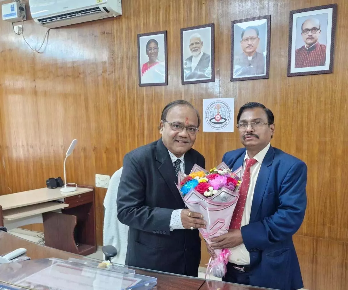 कुशाभाऊ ठाकरे पत्रकारिता एवं जनसंचार विश्वविद्यालय में प्रो. मनोज दयाल ने संभाला कुलपति का पदभार कुशाभाऊ ठाकरे पत्रकारिता एवं जनसंचार विश्वविद्यालय में प्रो. मनोज दयाल ने संभाला कुलपति का पदभार