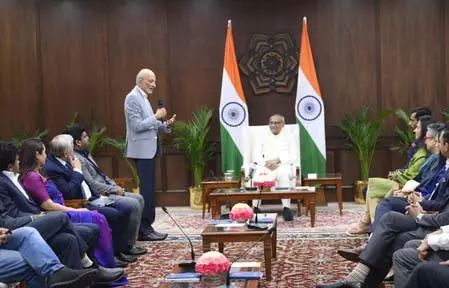 उपराष्ट्रपति सीपी राधाकृष्णन ने AI समिट के प्रतिनिधियों और सीईओ से की मुलाकात उपराष्ट्रपति सीपी राधाकृष्णन ने AI समिट के प्रतिनिधियों और सीईओ से की मुलाकात