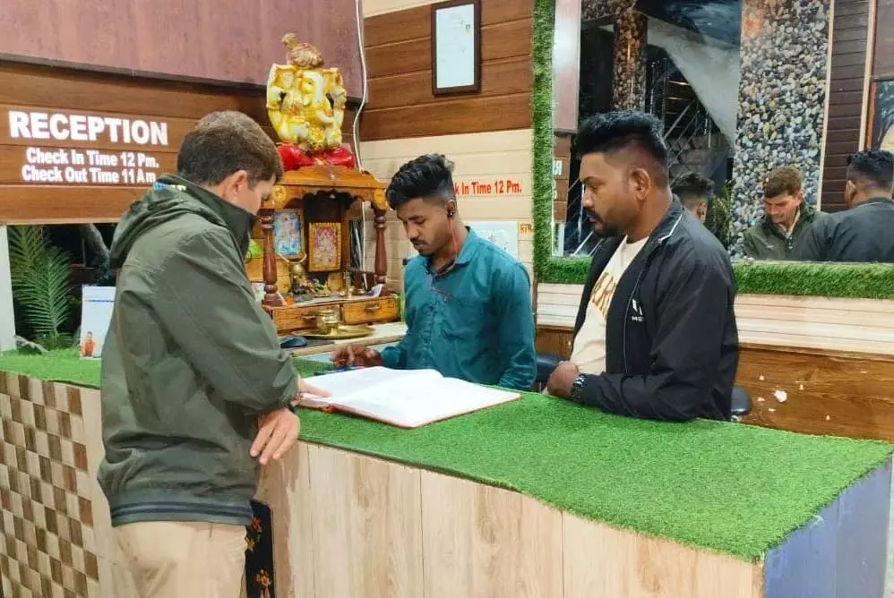 पुलिस की सघन कार्रवाई, जिलेभर के होटल, ढाबा और लॉज में तलाशी अभियान जारी पुलिस की सघन कार्रवाई, जिलेभर के होटल, ढाबा और लॉज में तलाशी अभियान जारी