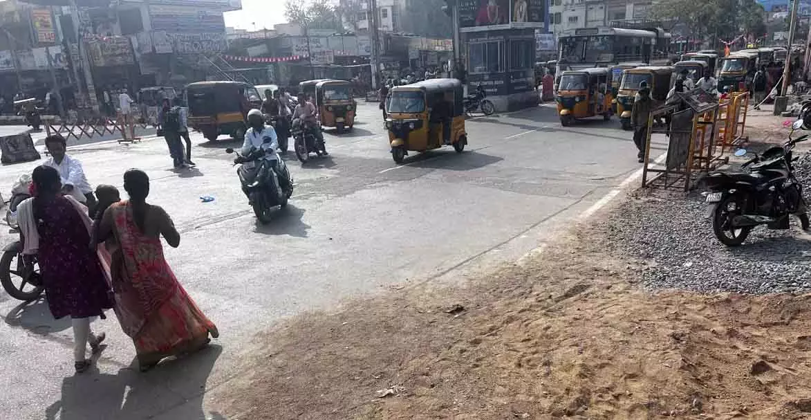 Khammam में सड़क हादसों रोकने के लिए 43 ब्लैक स्पॉट की पहचान, बड़े सुधारों की तैयारी Khammam में सड़क हादसों रोकने के लिए 43 ब्लैक स्पॉट की पहचान, बड़े सुधारों की तैयारी