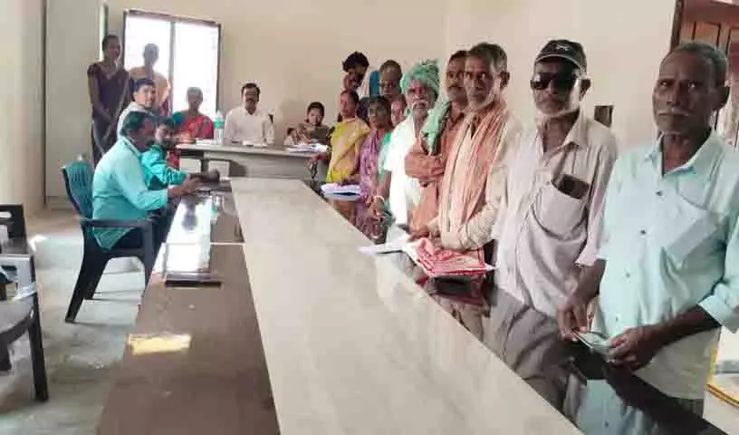 कोठागुडेम AEO साई श्रीजना ने किसानों से रजिस्टर करने की अपील की कोठागुडेम AEO साई श्रीजना ने किसानों से रजिस्टर करने की अपील की