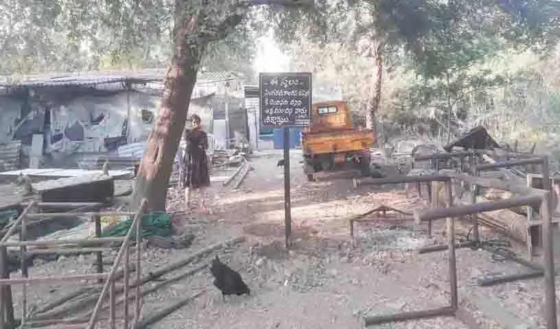 सिंगरेनी के अधिकारियों ने क्याथनपल्ली में BRS पार्षद के घर पर हमला किया सिंगरेनी के अधिकारियों ने क्याथनपल्ली में BRS पार्षद के घर पर हमला किया