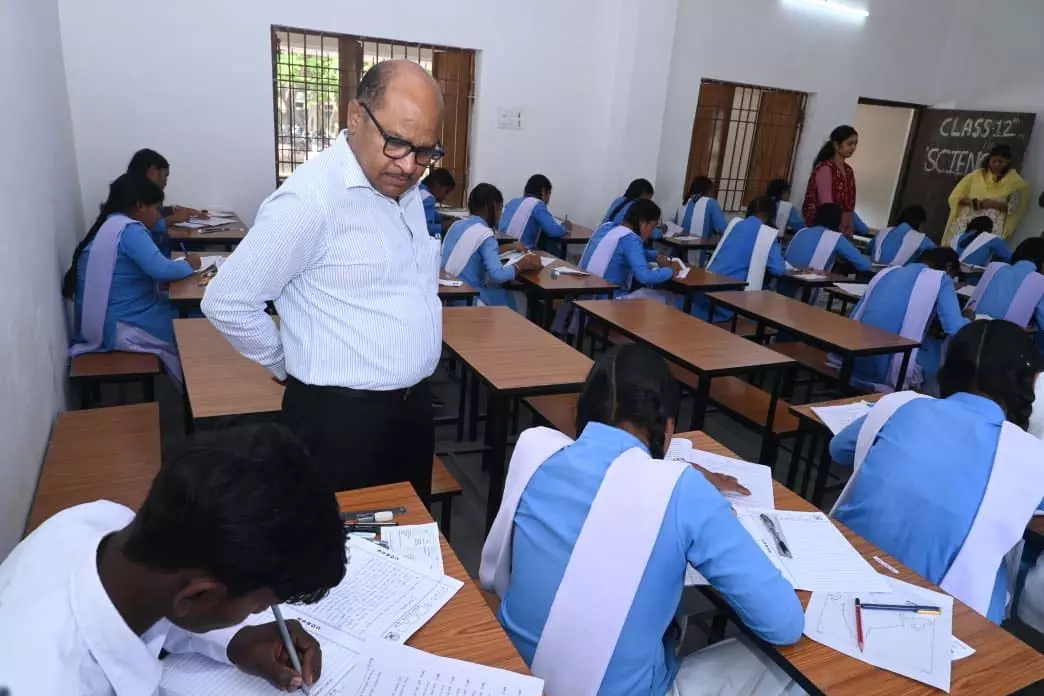 कलेक्टर उइके ने बोर्ड परीक्षा केंद्रों का किया निरीक्षण कलेक्टर उइके ने बोर्ड परीक्षा केंद्रों का किया निरीक्षण