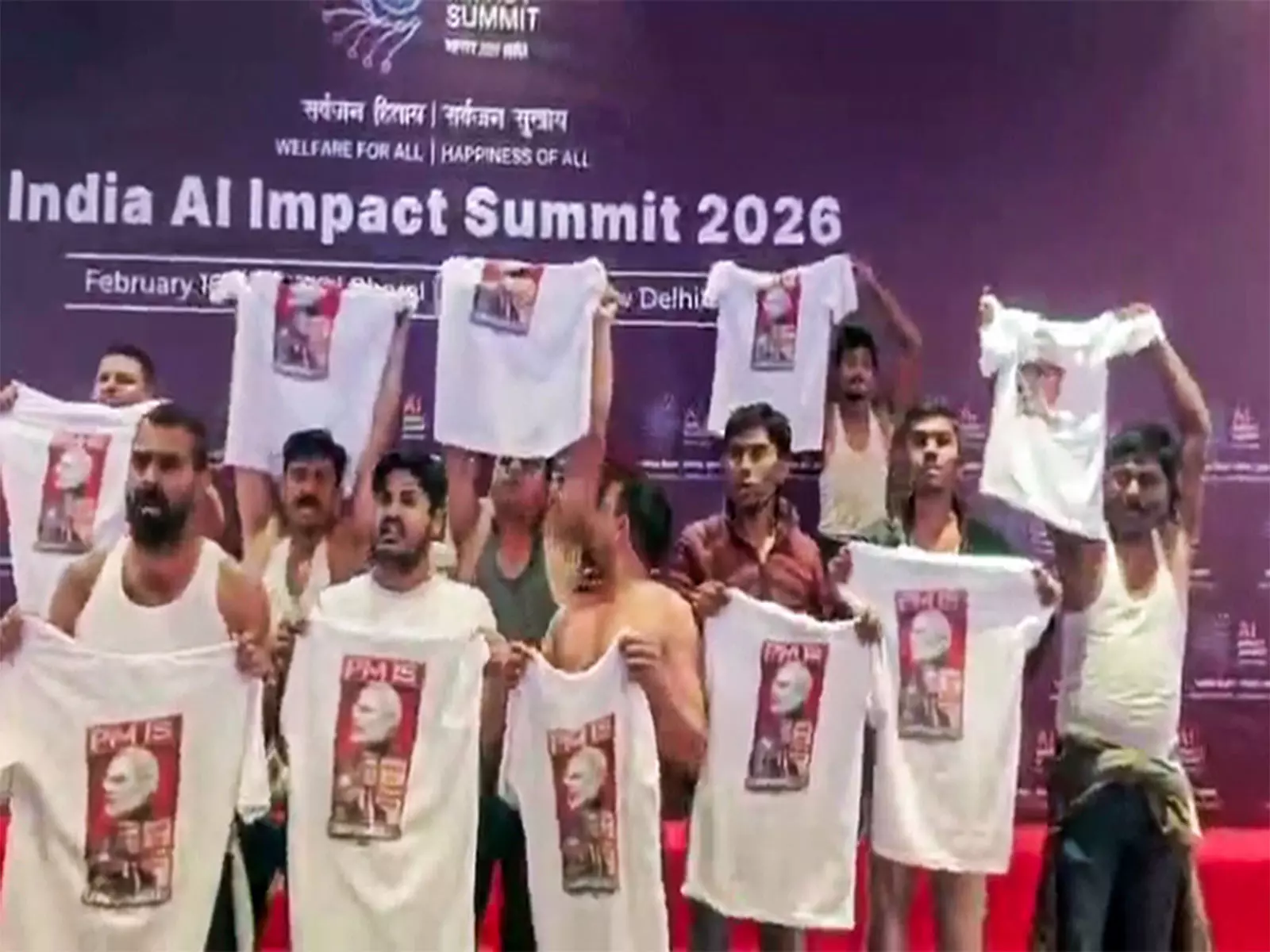 एआई शिखर सम्मेलन विरोध पर दिल्ली पुलिस ने चार IYC कार्यकर्ताओं को हिरासत में लिया एआई शिखर सम्मेलन विरोध पर दिल्ली पुलिस ने चार IYC कार्यकर्ताओं को हिरासत में लिया