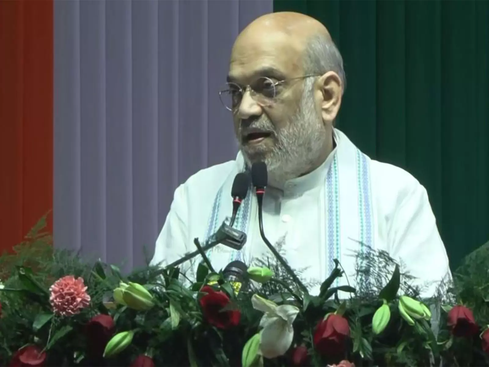 अमित शाह: Hindi और स्थानीय भाषाएँ एक ही माँ की दो बहनें अमित शाह: Hindi और स्थानीय भाषाएँ एक ही माँ की दो बहनें