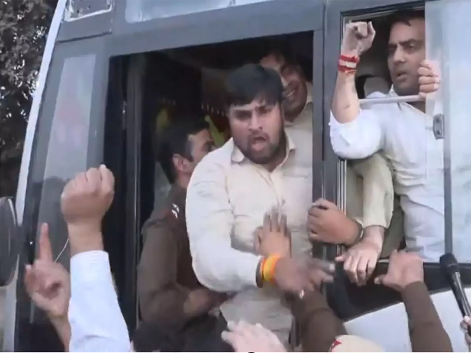 BJP युवा मोर्चा ने राहुल गांधी के आवास के बाहर प्रदर्शन किया, दिल्ली पुलिस ने हिरासत में लिया BJP युवा मोर्चा ने राहुल गांधी के आवास के बाहर प्रदर्शन किया, दिल्ली पुलिस ने हिरासत में लिया