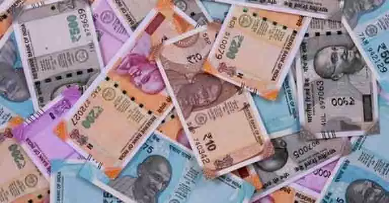BDO ऑफिस में पैसों का बंडल! CCTV फुटेज वायरल, शोर BDO ऑफिस में पैसों का बंडल! CCTV फुटेज वायरल, शोर