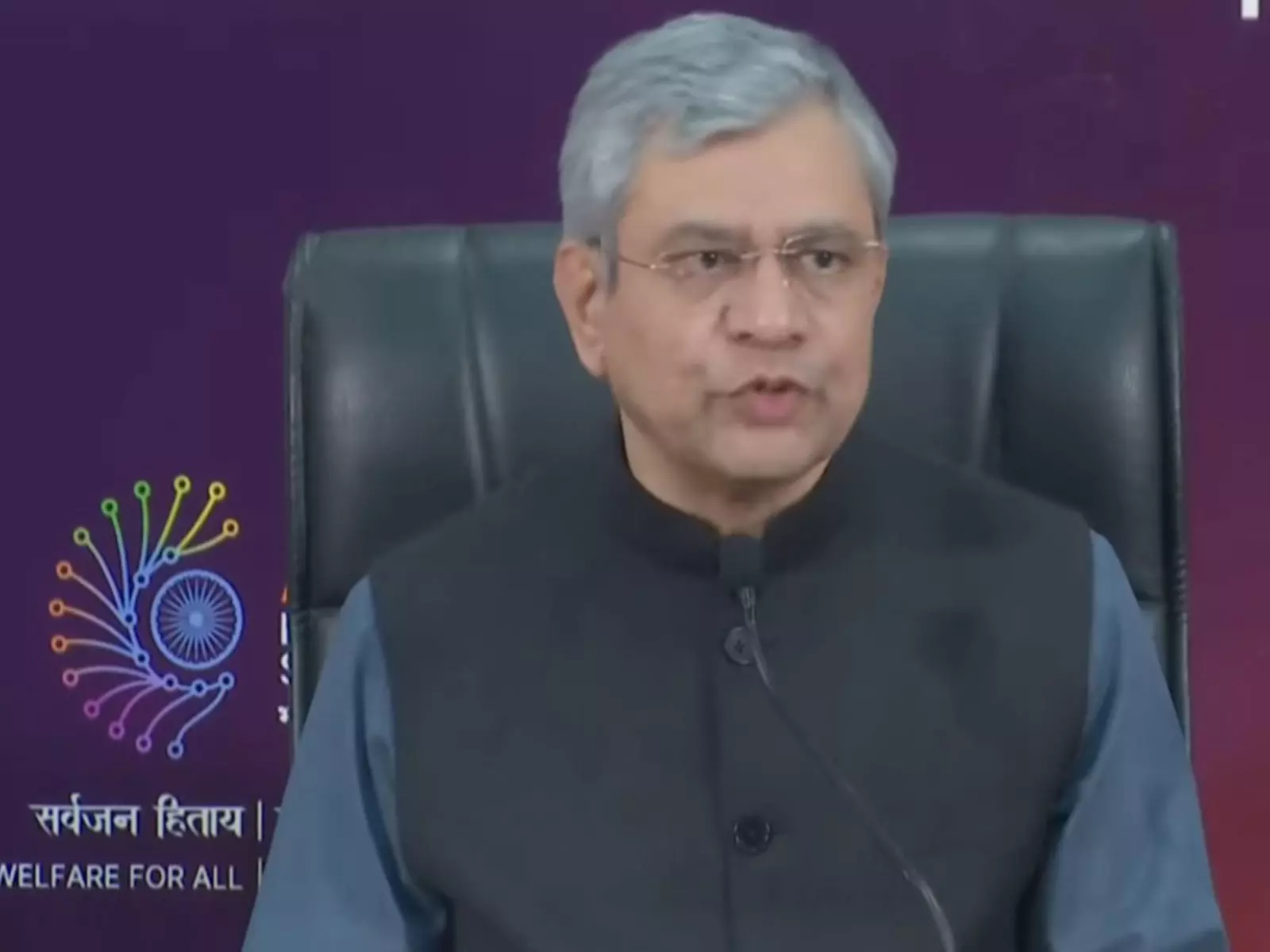 Ashwini Vaishnav ने एआई शिखर सम्मेलन में शर्टलेस विरोध प्रदर्शन की आलोचना की Ashwini Vaishnav ने एआई शिखर सम्मेलन में शर्टलेस विरोध प्रदर्शन की आलोचना की