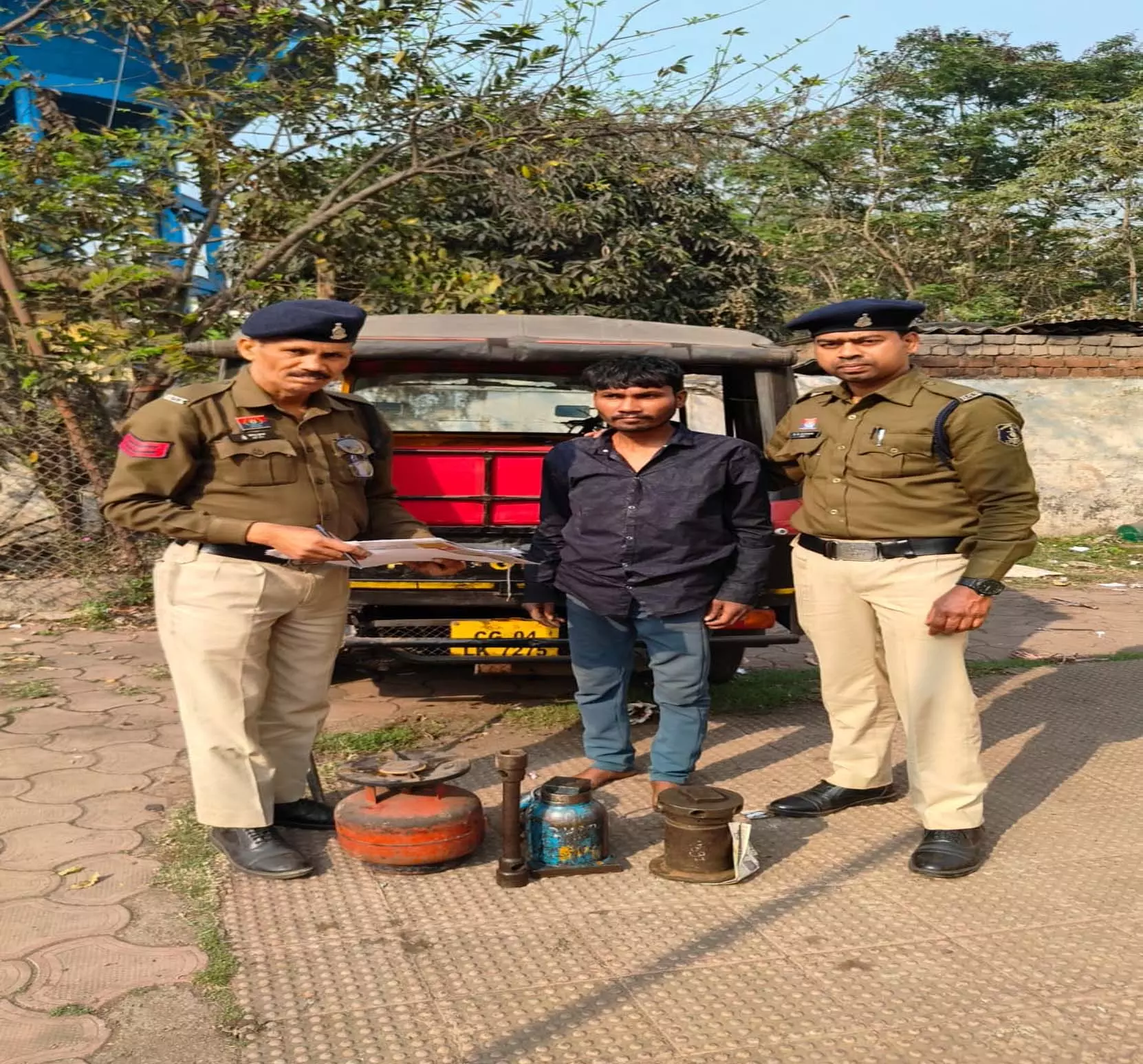 ट्रांसपोर्ट नगर में ट्रक से टूल्स चोरी का खुलासा, नौसाद गिरफ्तार ट्रांसपोर्ट नगर में ट्रक से टूल्स चोरी का खुलासा, नौसाद गिरफ्तार