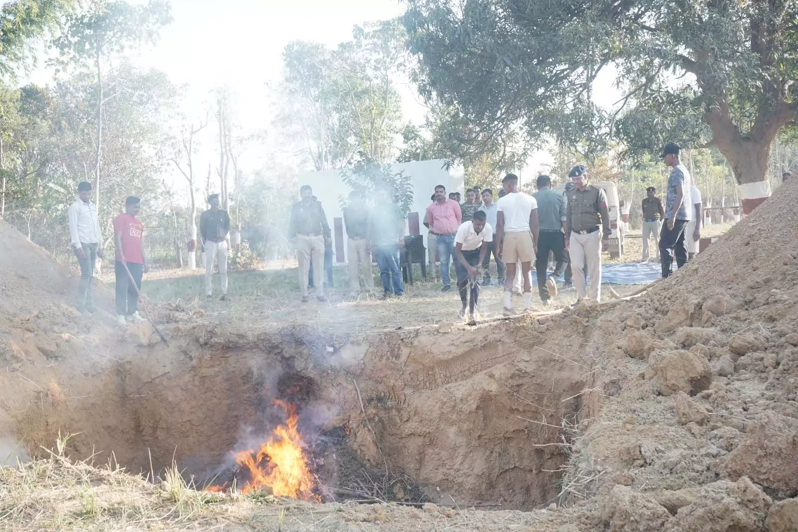 सूरजपुर पुलिस ने 65 लाख कीमत के नशीले पदार्थ नष्ट किए सूरजपुर पुलिस ने 65 लाख कीमत के नशीले पदार्थ नष्ट किए