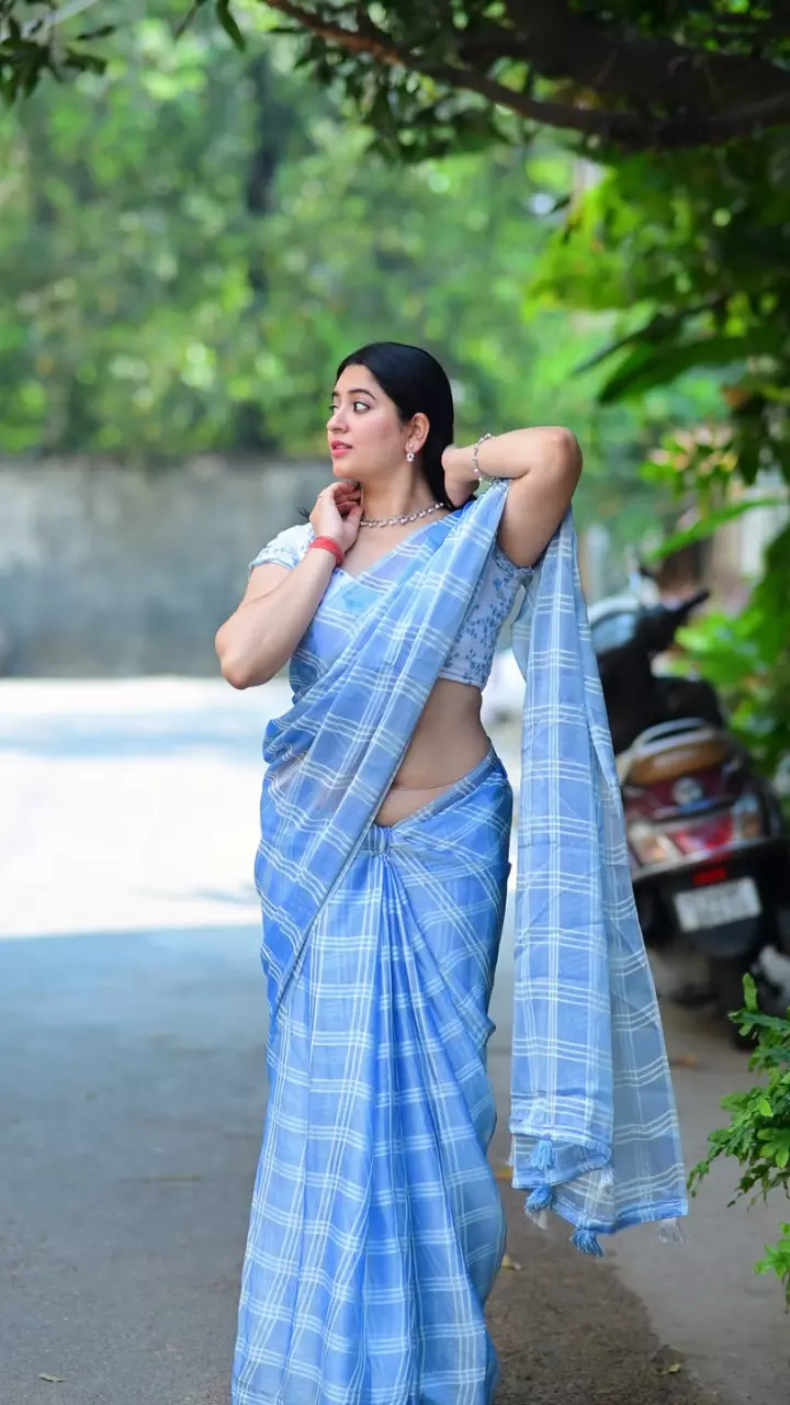 के सुधा साड़ी में खूबसूरत लगी