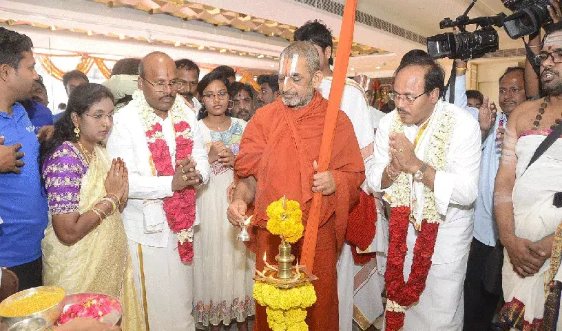 Chinna Jiyar स्वामी ने दिलसुखनगर में वैश्याराजू ज्वैलर्स शोरूम का दौरा किया Chinna Jiyar स्वामी ने दिलसुखनगर में वैश्याराजू ज्वैलर्स शोरूम का दौरा किया