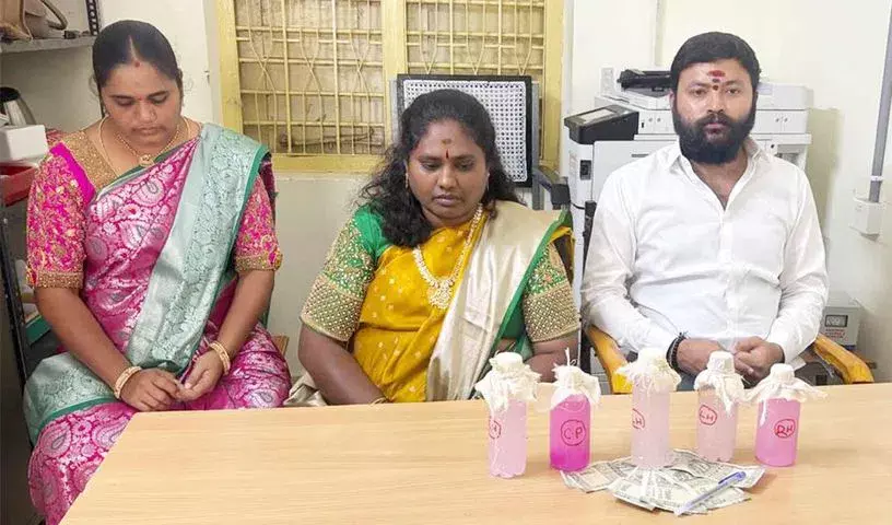 Bhupalpally: भूपलपल्ली रिश्वत मामले में कोर्ट के तीन कर्मचारी गिरफ्तार Bhupalpally: भूपलपल्ली रिश्वत मामले में कोर्ट के तीन कर्मचारी गिरफ्तार