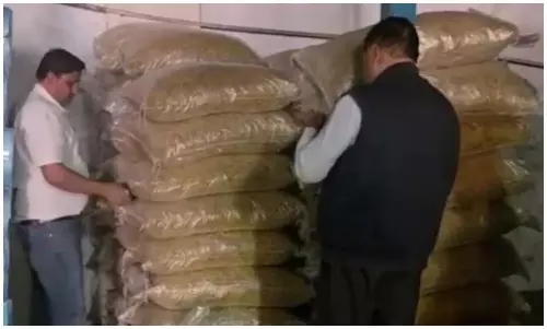 होली से पहले ताबड़तोड़ छापेमारी, 13 क्विंटल सड़े-गले खजूर को नष्ट कराया होली से पहले ताबड़तोड़ छापेमारी, 13 क्विंटल सड़े-गले खजूर को नष्ट कराया